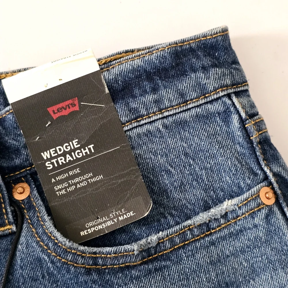 NWT Levi's Premium Wedgie Straight Jean Size 29 Blue Medium Wash - Picture 3 of 7